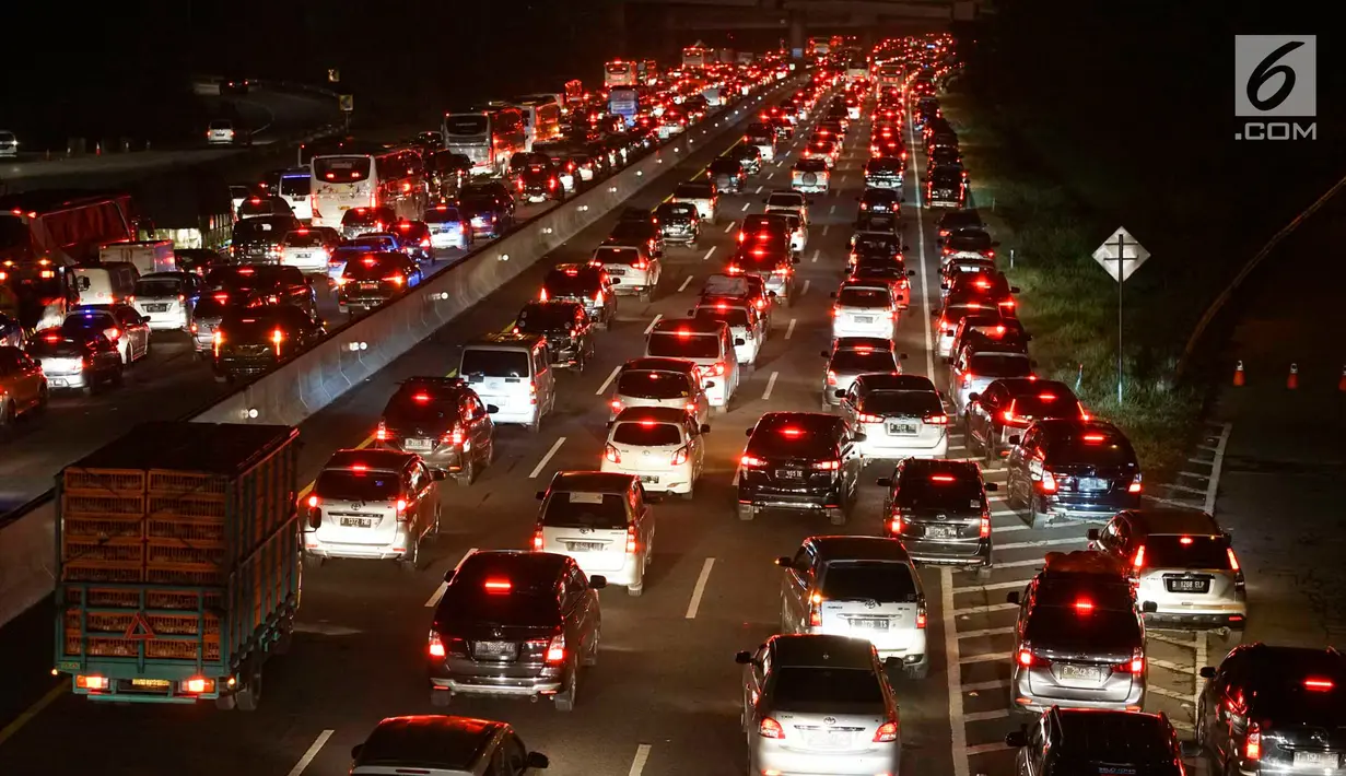 Kendaraan pemudik memadati Tol Cipali arah Cikampek di Jawa Barat, Sabtu (8/6/2019). Menjelang berakhirnya libur lebaran, ruas jalan tol menuju Jakarta pada H+3 semakin dipadati pemudik dan diperkirakan merupakan puncak arus balik 2019. (Liputan6.com/Immanuel Antonius)