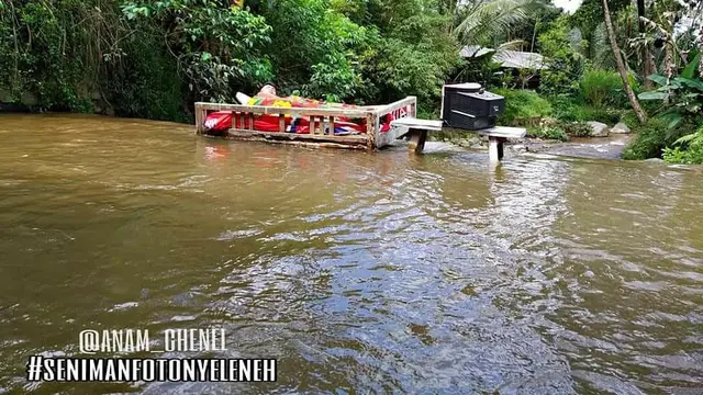 6 Potret Pemuda Tidur di Sungai, Aksinya Bikin Geleng Kepala