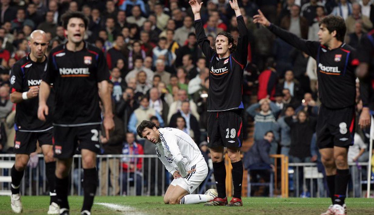 Penyerang Real Madrid Ruud Van Nistelrooy berlutut usai gagal mengeksekusi penalti saat pertandingan Liga Champions melawan Lyon di Stadium Santiago Bernabeu, Spanyol, Selasa (21/11/2006). (AFP Photo/Bru Garcia)