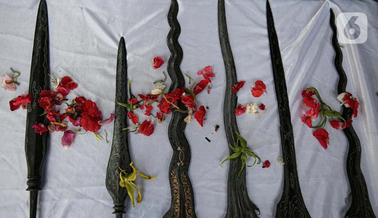 Sejumlah keris terlihat saat ritual jamasan atau pencucian keris di Museum Pusaka TMII, Jakarta, Kamis (20/8/2020). Pencucian keris bertujuan membersihkan karat dari badan keris. (Liputan6.com/Faizal Fanani)