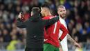 Pemain Portugal, Cristiano Ronaldo, pasrah berswafoto dengan fans saat melawan Slovenia pada laga persahabatan di Stadion Stozice, Ljubljana, Rabu (27/3/2024). (AP Photo/Darko Bandic)