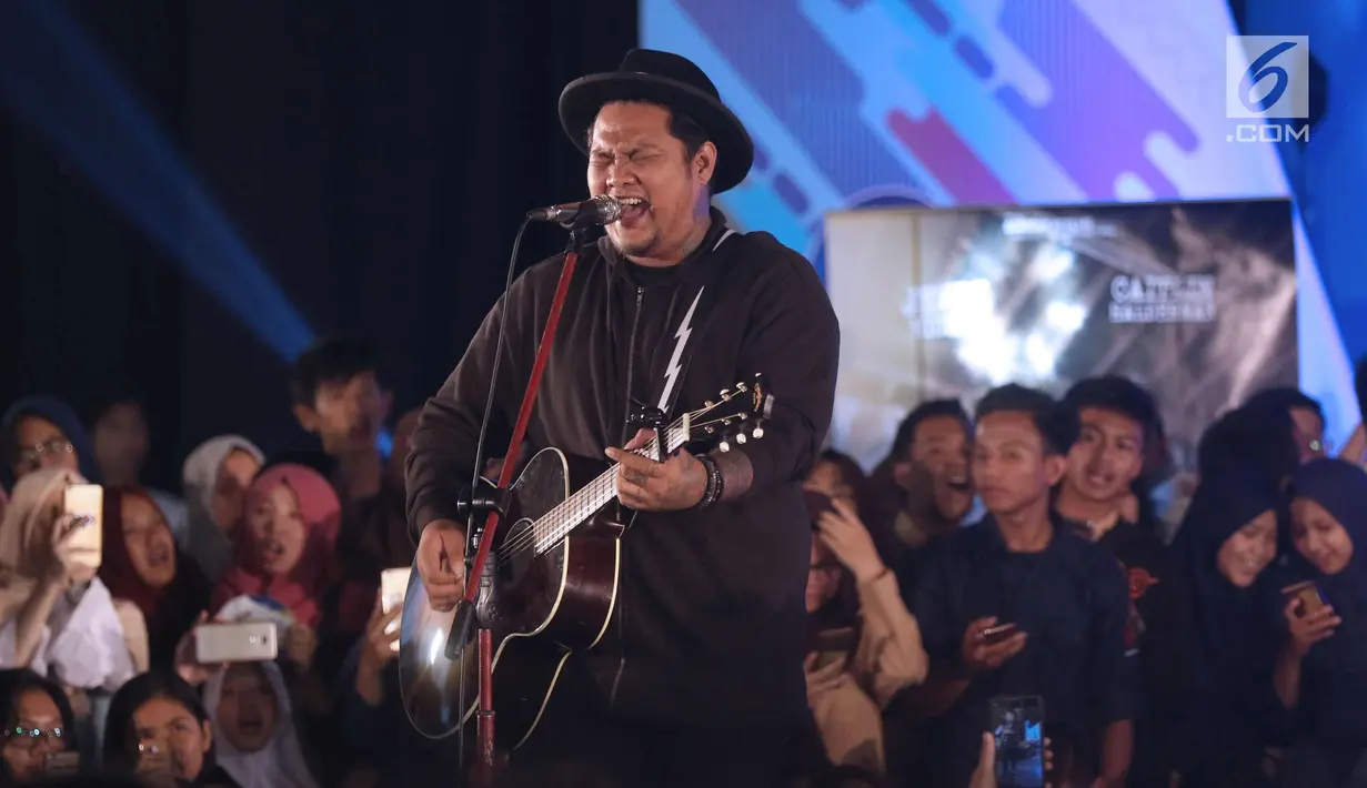 Virgoun menyanyikan lagu pada penutupan gelaran Emtek Goes To Campus 2017 Bandung di Universitas Telkom, Bandung, Kamis (30/11). Virgoun juga membawakan lagu yang menjadi soundtrack film Surat Cinta untuk Starla. (Liputan6.com/Helmi Fithriansyah)