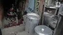 Perajin menyelesaikan pembuatan perabot dapur di Jalan Dewi Sartika, Cawang, Jakarta, Minggu (17/12/2019). Kawasan yang dulunya terkenal sebagai sentra industri pembuatan kompor minyak di Jakarta itu sekarang telah beralih menjadi perajin perabot dapur. (Liputan6.com/Faizal Fanani)