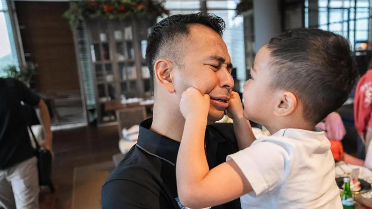 7 Potret Raffi Ahmad Dicubitin Rayyanza, Kegemasan yang Bikin Netizen Terhibur