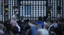 Orang-orang berkumpul di luar Istana Buckingham di London, Kamis, 8 September 2022, setelah kematian Ratu Elizabeth II Inggris diumumkan. Ratu Elizabeth II meninggal Kamis setelah 70 tahun di atas takhta. Dia berusia 96 tahun. (AP Photo/Frank Augstein)