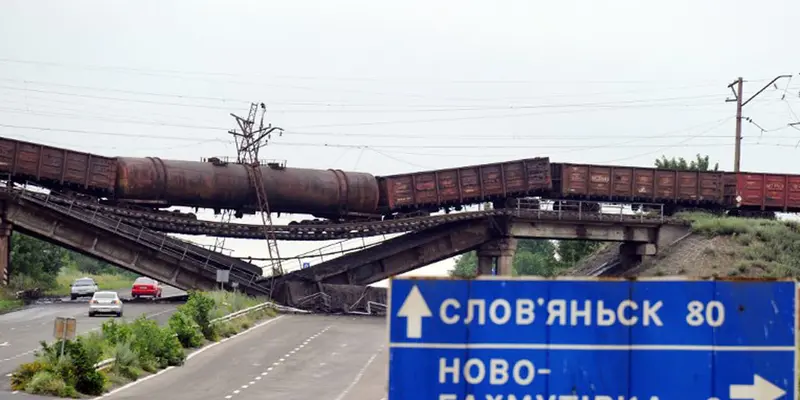 Jembatan Kereta di Ukraina Runtuh