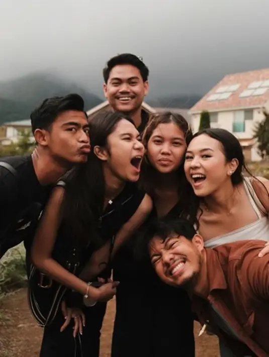 Dan yang paling mencuri perhatian adalah, ketika pemilik akun Instagram @sadam.jpg membagikan beberapa potret jalan-jalan mereka. Mereka berenam tampak berfoto bersama dengan gaya andalan. Namun, pose Pratama Arhan justru bikin salfok netizen. Pasalnya, ia jarang menampilkan potret yang penuh ekspresi seperti itu. (Liputan6.com/IG/@sadam.jpg)