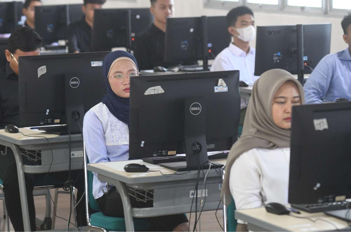 Peserta mengikuti UTBK-SNBT di Kampus UPN Veteran
