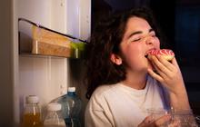 Bolehkan Snacking Malam Hari? Ini Fakta dan Tipsnya Biar Nggak Kebablasan