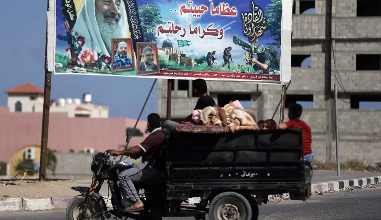 Demi menyelamatkan diri dari serangan Israel, warga Palestina terpaksa mengungsi dari rumahnya setelah militer Israel mengancam akan membombardir Gaza utara, Senin (14/07/2014) (AFP PHOTO/THOMAS COEX)