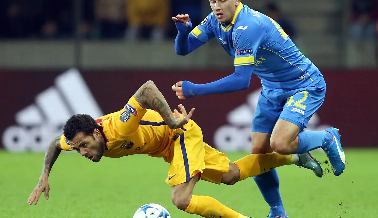 Pemain BATE Borisov, Maksim Volodko (kanan), berusaha menghentikan pemain Barcelona, Dani Alves di laga Grup E Liga Champions di Borisov Arena, Belarus, Rabu (21/10/2015) dini hari WIB. (EPA/Tatyana Zenkovich) 
