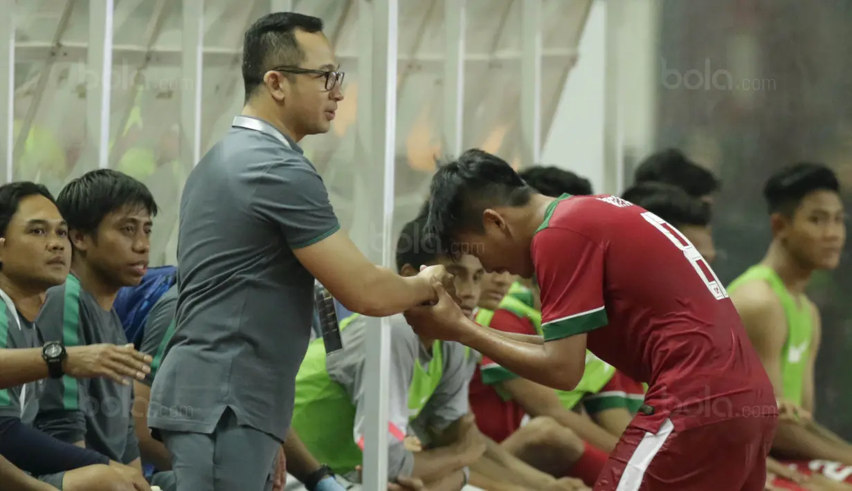 Gelandang Indonesia U-19, Witan Sulaeman, saat pertandingan melawan Thailand U-19 pada laga persahabatan di Stadion Wibawa Mukti, Cikarang, Minggu (8/10/2017). Indonesia menang 3-0 atas Thailand. (Bola.com/M Iqbal Ichsan)