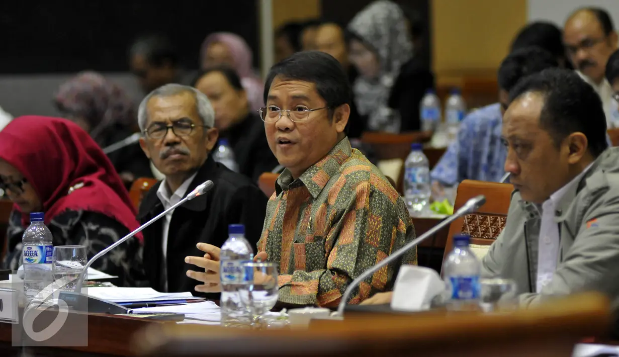 Menkominfo Rudiantara mengikuti rapat kerja dengan Komisi I DPR di Kompleks Parlemen, Senayan, Jakarta, Selasa (29/9/2015). Rapat membahas isu-isu teraktual dibidang komunikasi dan informasi di Indonesia. (Liputan6.com/Johan Tallo)