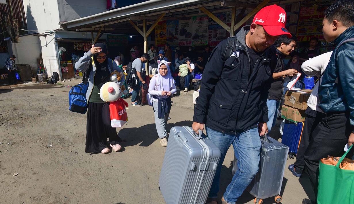 Sepekan jelang Hari Raya Idul Fitri 1447 H, para calon penumpang mulai memadati sejumlah agen bus di Jakarta, salah satunya Terminal bayangan/agen bus Antar Kota Antar Provinsi (AKAP) Pondok Pinang. Tampak dalam foto, para calon penumpang menunggu waktu keberangkatan di Agen Bus Pondok Pinang, Jakarta Selatan, Sabtu (14/3/2026). (merdeka.com/Arie Basuki)
