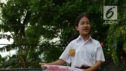 Seorang murid menjemur kertas daur ulang di SD Tarakanita 5, Jakarta, Sabtu (12/1). Selain memperingati HUT ke-45 SD tersebut, pembuatan seribu kertas daur ulang ini juga untuk mengurangi sampah di Jakarta yang belum teratasi. (Merdeka.com/Imam Buhori)