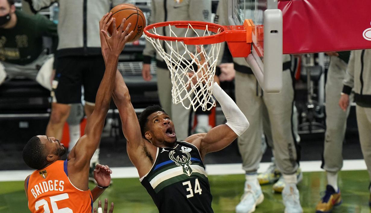Pada kuarter ketiga Bucks mampu samakan kedudukan menjadi 77-77 setelah berhasil menang 35-30. Giannis Antetokounmpo kembali menjadi mesin skor untuk Bucks dengan menyumbangkan 20 poin. (Foto: AP/Paul Sancya)