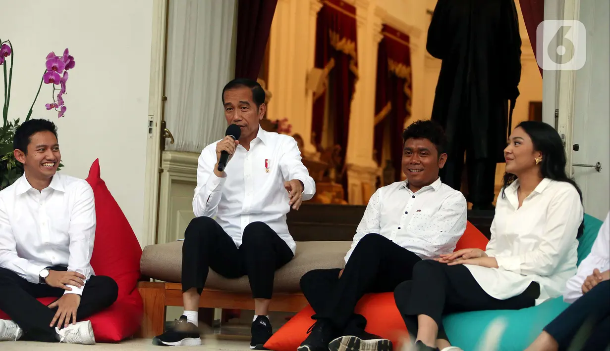 Presiden Joko Widodo mengenalkan staf khusus di Istana Merdeka, Jakarta (21/11/2019). Staf khusus baru kalangan milenial yakni Pendiri Ruang Guru Adamas Belva Syah Devara, CEO Founder Creativepreneur Putri Indahsari Tanjung, Pendiri Thisable Enterprise Angkie Yudistia. (Liputan6.com/Angga Yuniar)