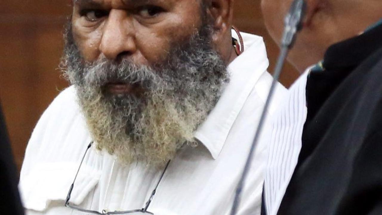 Ekspresi terdakwa Gubernur nonaktif Papua Lukas Enembe saat mendengarkan keterangan saksi dalam sidang lanjutan di Pengadilan Tipikor, Jakarta, Senin (21/8/2023).