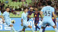 Pemain Barcelona, Lamine Yamal, melepaskan tendangan keras ke gawang Daegu FC pada laga uji coba di Korea Selatan, Senin (4/8/2025) malam WIB. (Lee Moo-ryeol/Newsis via AP)