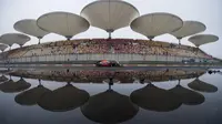Refleksi pebalap Red Bull asal Australia, Daniel Ricciardo dan Sirkuit Shanghai pada sesi latihan bebas F1 GP China di Shanghai, (7/4/2017). (AFP/Johannes Eisele)