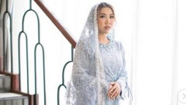 Abaya Kiky Saputri di Pengajian Jelang Pernikahan Kreasi Desainer yang Sama dengan Erina Gudono
