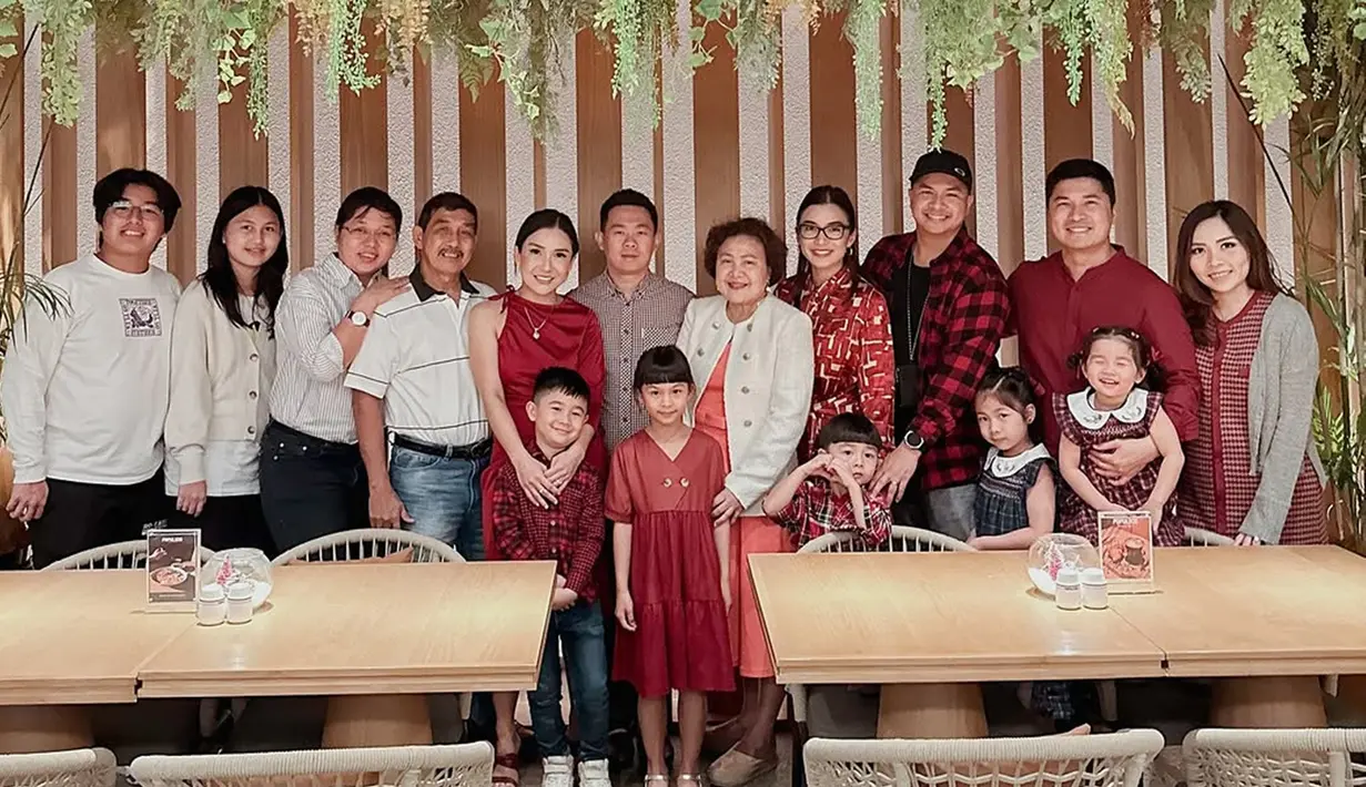 Sama-sama punya kesibukan, momen kumpul bareng ini tentunya berharga. Jelang hari Raya Natal, kebahagiaan terpancar jelas di wajah keluarga Glenn Alinskie dan Chelsea Olivia ini. Para anggota keluarga kompak mengenakan baju warna merah dengan motif yang berbeda-beda. Penampilan anak-anak juga tak kalah mencuri perhatian karena lucu dan menggemaskan. (Liputan6.com/IG/@glennalinskie)