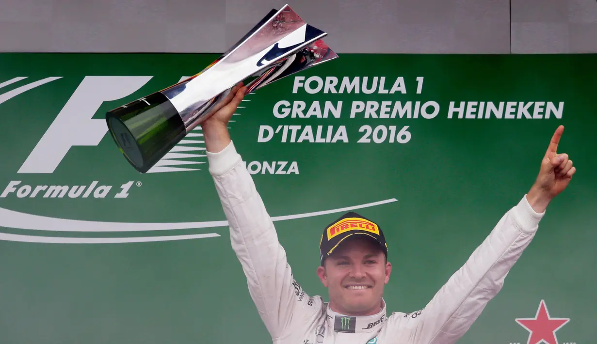 Pembalap Mercedes Nico Rosberg dari Jerman merayakan kemenangannya dengan mengangkat trofi setelah balapan F1 Grand Prix Italia, di Monza, Italia Minggu (04/9). Rosberg telah meraih 248 poin setelah Lewis Hamilton. (Reuters/Max Rossi)