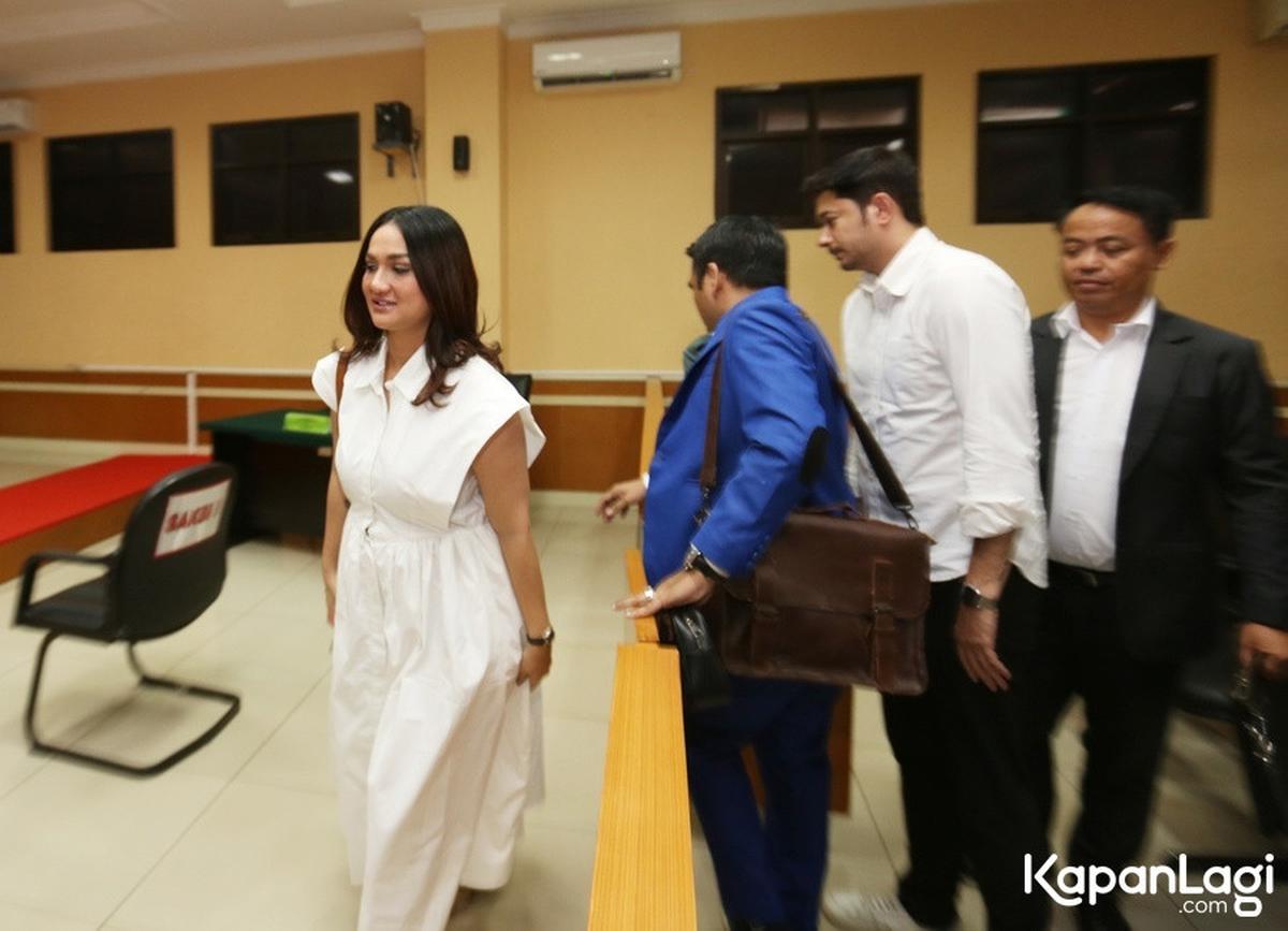 7 Potret Tengku Dewi Menangis Sebelum Sidang Mediasi, Andrew Andika Beri Dukungan di Tengah Proses Perceraian