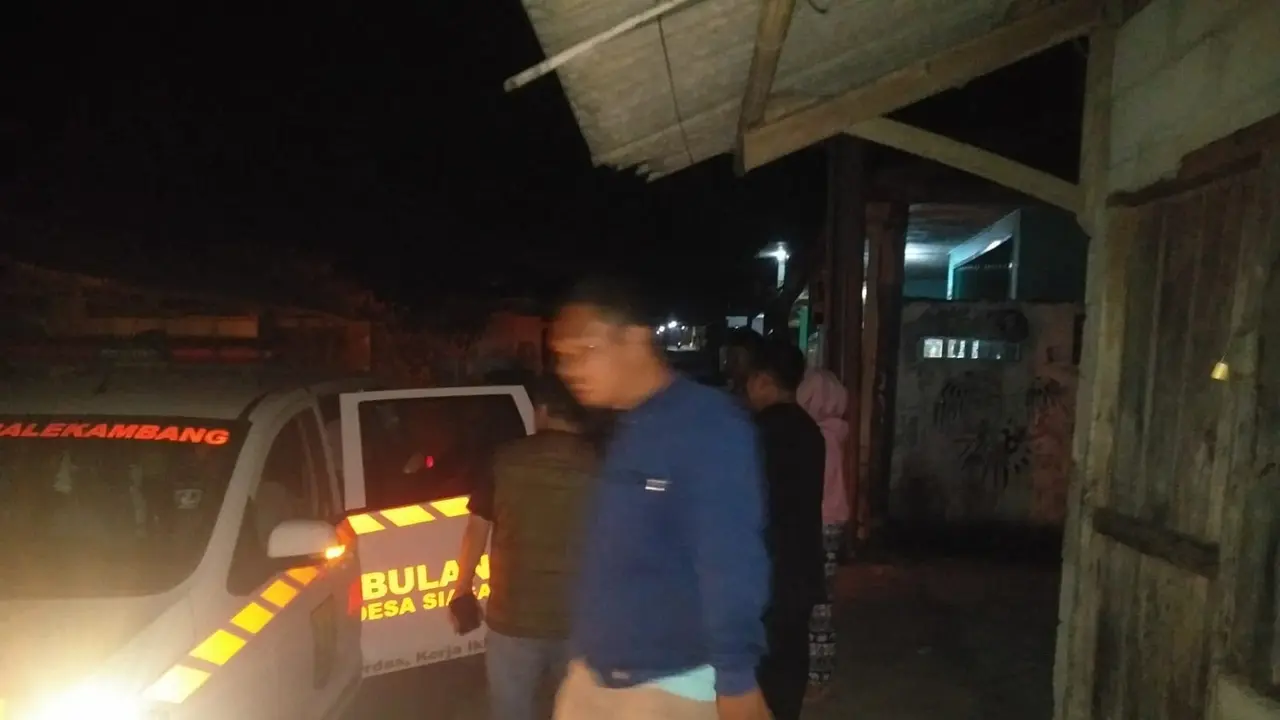 Evakuasi pemuda ngamuk dan bacok ibu kandung di Sukabumi ke Rumah Sakit Dr. H. Marzoeki Mahdi (RSMM) Bogor. (Liputan6.com/Fira)