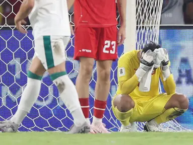 Kiper Timnas Indonesia, Ernando Ari, begitu kecewa saat ditaklukkan Irak pada laga Grup F putaran kedua Kualifikasi Piala Dunia 2026 zona Asia di Stadion Utama Gelora Bung Karno (SUGBK), Senayan, Jakarta, Kamis (6/6/2024). (Bola.com/M Iqbal Ichsan)
