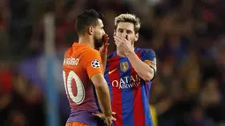 Bintang Barcelona, Lionel Messi berbisik dengan pemain Manchester City, Sergio Aguero pada laga Liga Champions grup C di Stadion Nou Camp, (19/10/2016). (Action Images via Reuters/John Sibley)