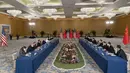 Suasana pertemuan Presiden AS Joe Biden dan Presiden China Xi Jinping sebelum pertemuan di sela-sela KTT G20 di Nusa Dua, di Bali, Senin (14/11/2022). Pertemuan Biden dan Xi ini digelar menjelang KTT G20 yang dijadwalkan pada 15-16 November di Bali. (AP/Alex Brandon)