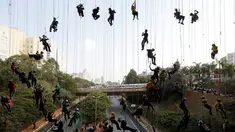 Sejumlah pendaki profesional melakukan rappelling dari atas jembatan saat membuat cincin Olimpiade 2016 di Sao Paulo, Brasil (31/7). Aksi ini dilakukan untuk menyambut dan memeriahkan Olimpiade 2016. (REUTERS/Paulo Whitaker) 