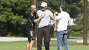Co-Owner Inter Miami sekaligus mantan pesepak bola, David Beckham (tengah) bercengkrama dengan pelatih kepala, Javier Mascherano dalam latihan persiapan menjelang pertandingan pembuka Piala Dunia Antarklub 2025 melawan Al Ahly di Florida Blue Training Center, Florida, Amerika Serikat, Jumat (13/06/2025) waktu setempat. (AP Photo/Lynne Sladky)