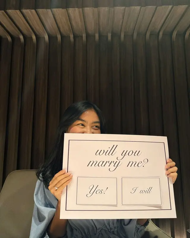 6 Potret bahagia Namira Adjani Alya Rohali dilamar kekasih saat dinner anniversary