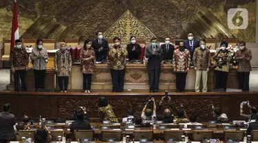 Sejumlah menteri kabinet Indonesia Maju foto bersama Pimpinan DPR usai pengesahan UU Cipta Kerja pada Rapat Paripurna di Kompleks Parlemen, Jakarta (5/10/2020). Rapat tersebut membahas berbagai agenda, salah satunya mengesahkan RUU Omnibus Law Cipta Kerja menjadi UU. (Liputan6.com/JohanTallo)