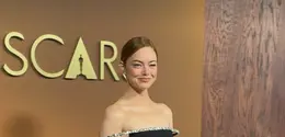 Emma Stone tampil anggun effortless dengan gaun off shoulder hitam dengan outline berlian yang anggun [@theacademy]