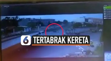 PENGENDARA MOTOR TEWAS TERTABRAK KERETA USAI TEROBOS PALANG PERLINTASAN