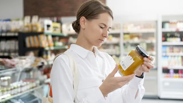 wanita melihat label produk / wanita belanja / wanita membeli barang