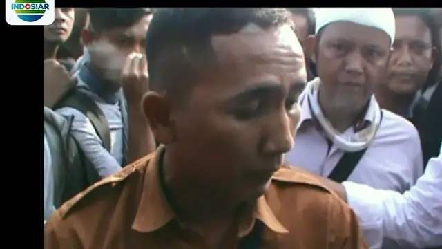 Pria ini langsung dibawa menjauh dari kerumunan dan dibawa ke ke Mapolrestabes Medan.