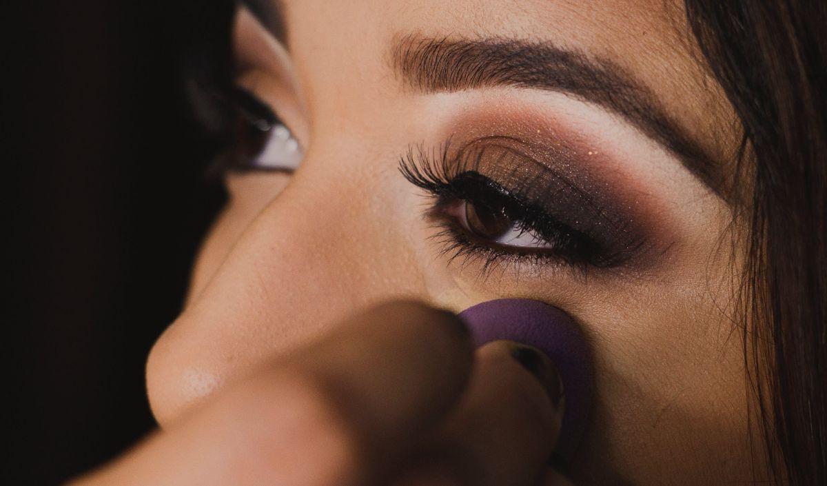 Tambahkan Eyeshadow Matte dan Shimmer<br>