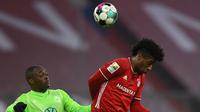 Penyerang Bayern Munchen, Kingsley Coman, berebut bola dengan bek Wolfsburg, Jerome Roussillon, pada laga lanjutan Liga Jerman di Allianz Arena, Kamis (17/12/2020) dini hari WIB. Bayern Munchen menang 2-1 atas Wolfsburg. (AFP/Christof Stache/pool)