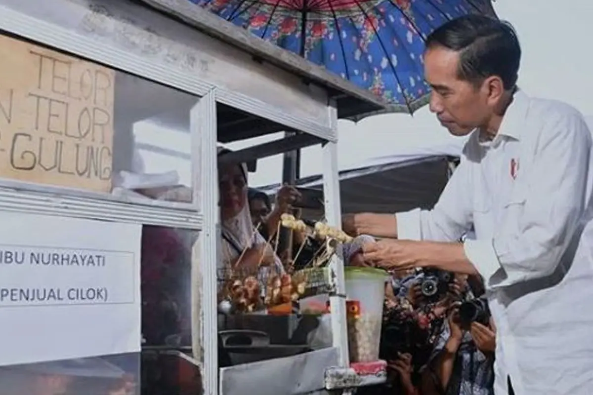 Saat Jokowi Jajan Cilok di Ciracas