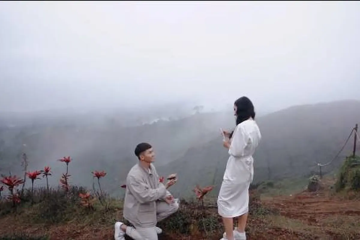 Lamar Kekasih di Atas Gunung, Ini 7 Momen Mesra Rafael Tan dan Sabina Paz