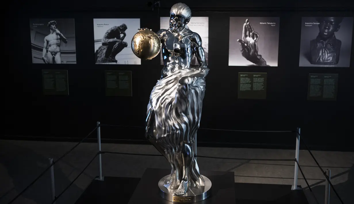 Pengunjung akan melihat tubuh berotot yang terinspirasi oleh Michelangelo, dan tangan yang memegang bola dunia yang terinspirasi oleh Takamura. (NACKSTRAND / AFP)