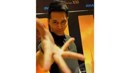  Demian berpose dengan gaya khasnya memperlihatkan tangan ke depan kamera di XXI Gandaria City, Selasa (14/5/2014) (Liputan6.com/Faisal R Syam).