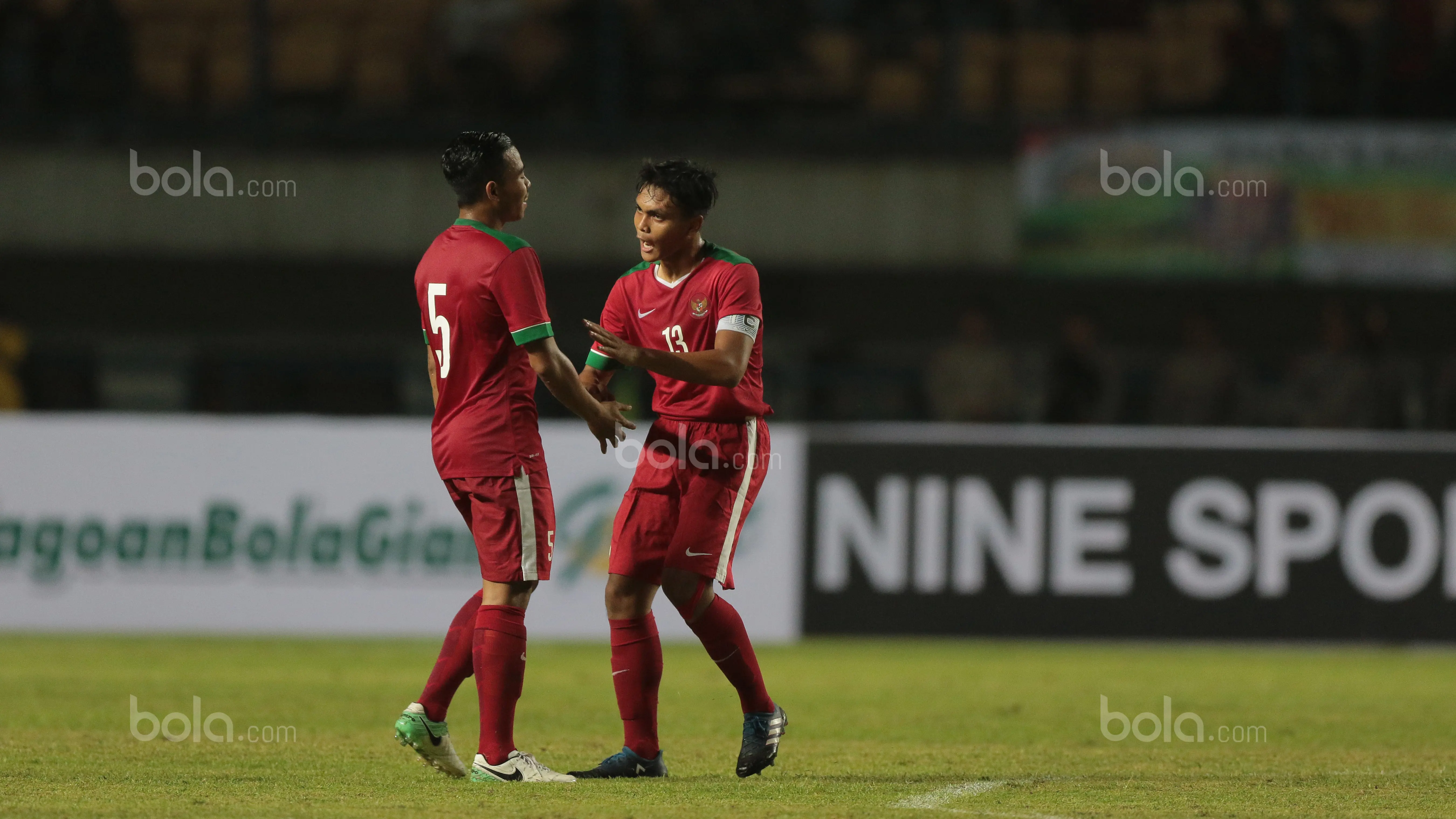 Kapten timnas Indonesia U-19 di Piala AFF U-18 2017, Rachmat Irianto (kanan). (Bola.com/Nicklas Hanoatubun)