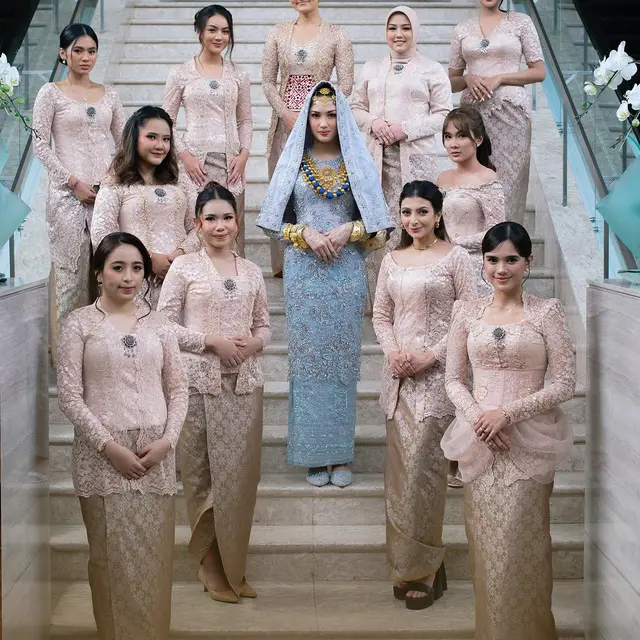 6 Potret Ochi Rosdiana Jadi Bridesmaid Audi Marissa Tahun 2020, Saling Dampingi