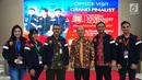 Pemimpin Redaksi Liputan6.com, Mohamad Teguh (ketiga kanan) berfoto bersama Sekretaris Pertamina, Syahrial Mochtar (ketiga kiri) dan perwakilan finalis Citizen Journalist Academy di Kantor Pusat Pertamina, Jakarta, Rabu (15/11).(Liputan6.com/Helmi Afandi)