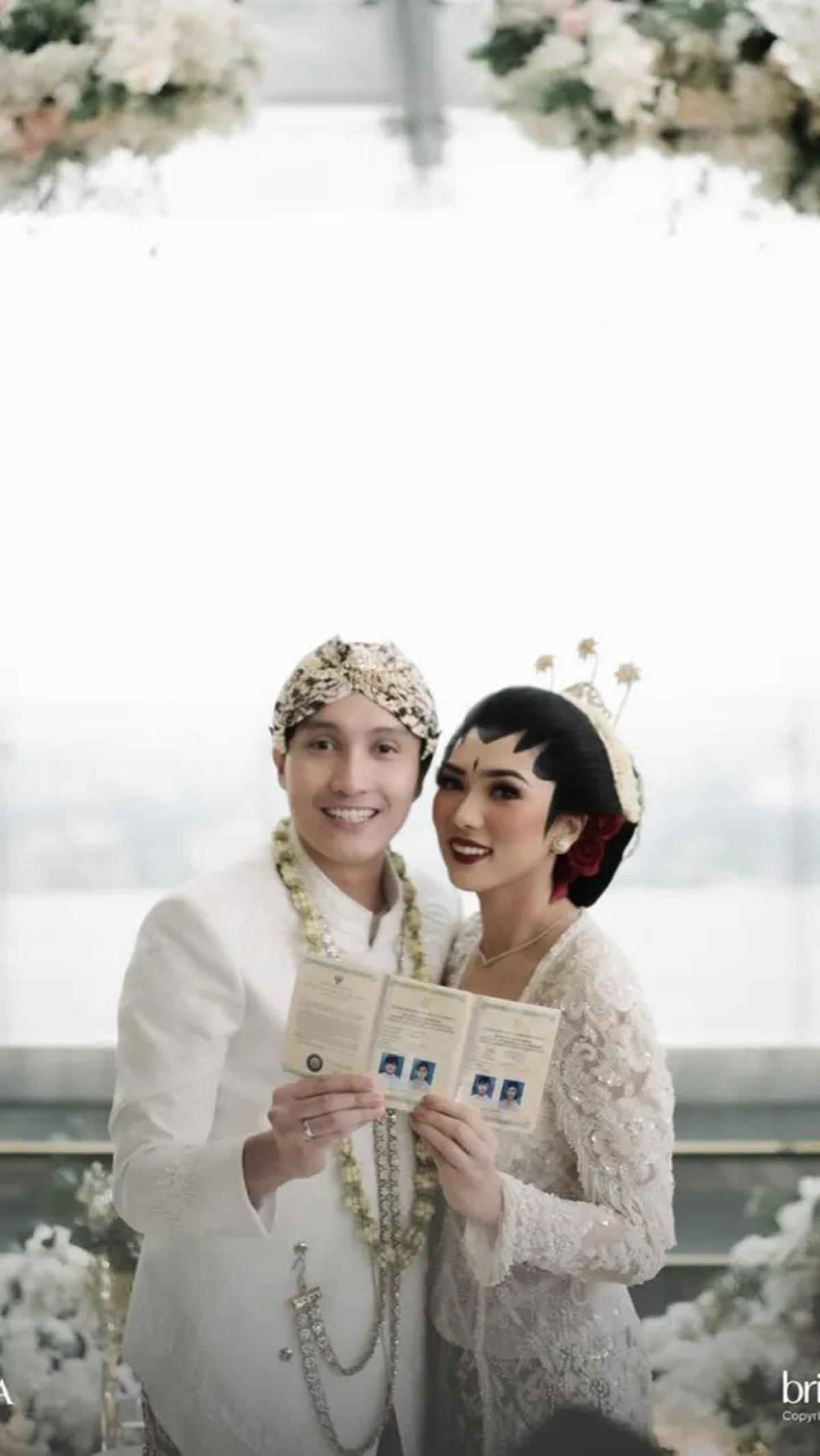 Isyana Sarasvati resmi menikah dengan Rayhan Maditra pada 2020.